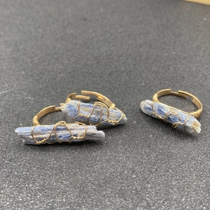 Set di tre anelli fatti a mano con cianite blu naturale grezza e filo metallico dorato