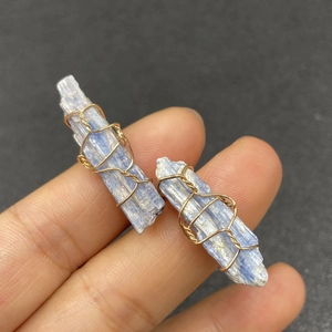 Anello in cianite grezza fatto a mano con filo dorato e fascia aperta regolabile