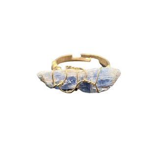 Anello in cianite fatto a mano con pietra grezza blu irregolare e filo metallico dorato