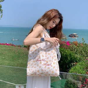 Borsa tote in tela a fiori con stampa Gentle Soul e bordo in pizzo per look estivo