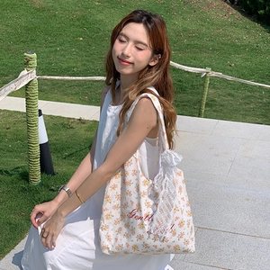 Borsa tote floreale con ricamo Gentle e raffinato dettaglio di ciondolo in pizzo bianco