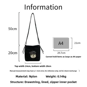 Dimensions du sac bandoulière en nylon noir avec broderie chien à côté du format A4