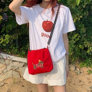 Détail du sac bandoulière rouge avec cordon de serrage et broderie teckel mignonne