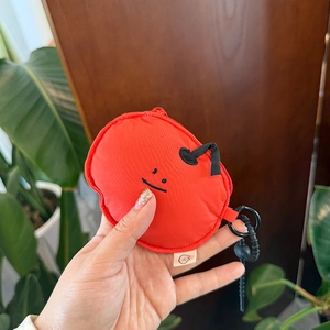 Κόκκινη στρογγυλή θήκη Airpods με κέντημα χαμόγελο και φορητό άγκιστρο ανάρτησης