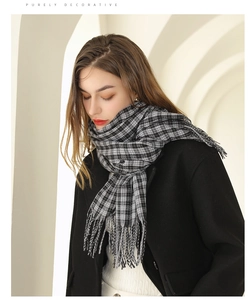 Détail d'une écharpe classique à carreaux noir blanc gris avec franges douces pour femmes