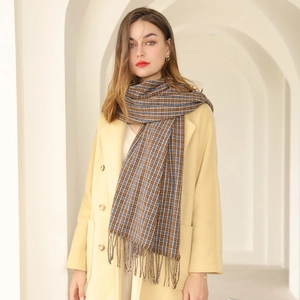 Écharpe à carreaux vintage bleu et marron pour femme avec franges et manteau