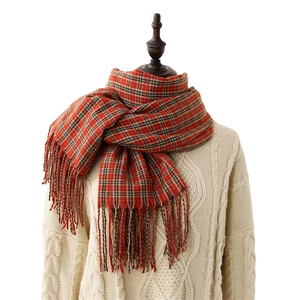 Écharpe à carreaux style britannique rouge et orange avec franges sur mannequin