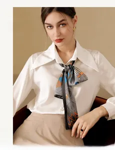 Détail d'un foulard en soie rétro noué en nœud papillon sur un col de chemise
