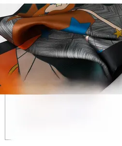 Détail macro d'un carré de soie doux montrant des motifs d'étoiles et texture sergé