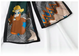 Vue détaillée du foulard en soie vert foncé avec motif elfe et finitions de couture