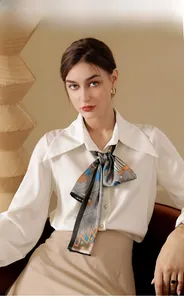 Foulard en soie à imprimé artistique porté avec chemise blanche et jupe beige chic