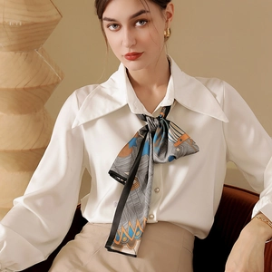 Foulard étroit en soie à imprimé floral et motifs géométriques sur chemise blanche