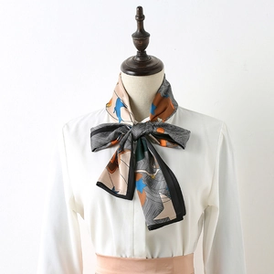 Long foulard en soie à imprimé floral noué en ruban sur un col de chemise blanche