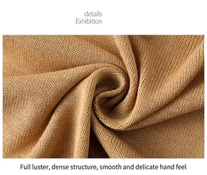 Detailansicht von hochdichtem Strickstoff in Kamelfarbe mit seidig glatter Textur