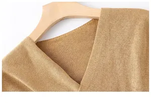 Detailansicht der feinen Strickstruktur und des V-Ausschnitts am khakifarbenen Schal