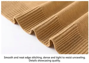Nahaufnahme des kamelfarbenen Strickschals mit Rippenbündchen und feinen Nahtdetails