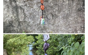 Dettaglio di ciondolo chakra tessuto a mano con pietre naturali grezze colorate