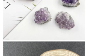 Vue macro de grappes de cristaux d'améthyste naturelle avec une texture minérale violette