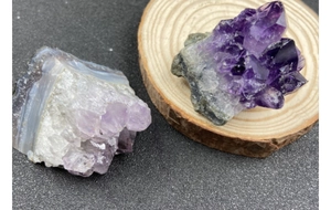 Vue rapprochée de cristaux d'améthyste naturelle et de quartz sur socle en bois brut