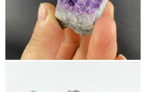 Vue détaillée de grappes de cristaux d'améthyste violette brute avec base minérale