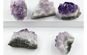 Vue détaillée de cinq amas d'améthyste naturelle avec des pointes de cristal et textures