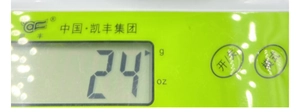 Vue macro d'une balance numérique affichant 24g pour un petit spécimen de cristal d'améthyste