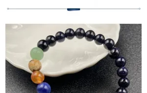 Gros plan du bracelet planètes du système solaire en pierres naturelles sur plateau