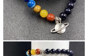 Détail du bracelet système solaire avec pierres colorées et pendentif Saturne argenté