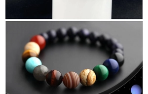 Gros plan du bracelet système solaire avec perles en pierres naturelles de 8mm sur présentoir