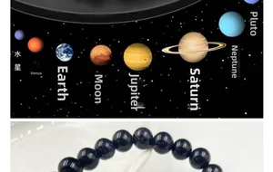 Vue détaillée du bracelet en perles du système solaire avec pierres bleues des planètes
