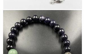 Vue macro du bracelet système solaire avec perles de grès bleu et espaceurs argentés