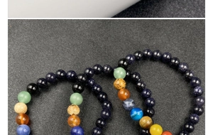 Vue détaillée du bracelet Système Solaire avec grès bleu et perles de pierres précieuses colorées