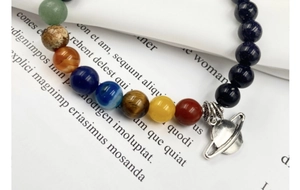Détail du bracelet Système Solaire avec perles en pierre naturelle et pendentif Saturne