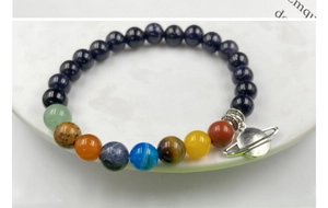 Gros plan du bracelet système solaire avec pierres naturelles et pendentif de Saturne