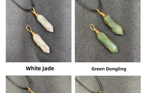 Detailansicht von drahtumwickelten weißen Jade- und grünen Aventurin-Kristallanhängern