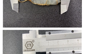 Detailaufnahme eines 3,8 cm großen Kristallanhängers, gemessen mit Messschieber