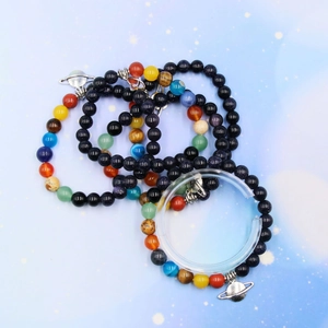 Bracelet de perles système solaire avec neuf planètes et pendentif de Saturne