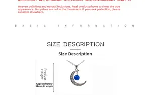 Détail du pendentif lune évidé argenté avec perle étoilée bleue et gravure florale