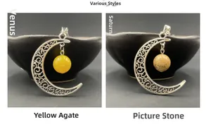 Détail de pendentifs lune évidés sertis d'agate jaune et de pierres paysagères
