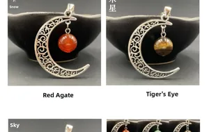 Détail de pendentifs lune évidés avec des pierres d'agate rouge et d'œil de tigre