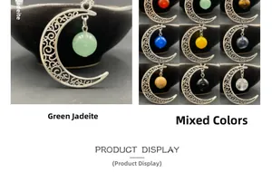 Pendentif lune évidé avec perle en aventurine dans une vue macro détaillée de près