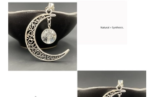 Détail du pendentif lune évidé montrant les textures de perles en cristal de quartz