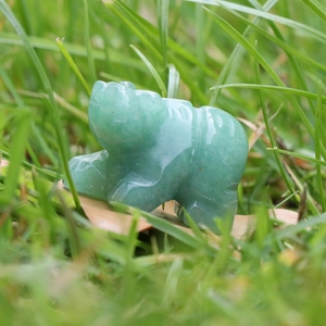 Natural green stone polar bear carving ornament made of polished aventurine crystal