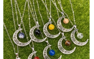 Ensemble détaillé de colliers croissant de lune avec diverses pierres précieuses colorées