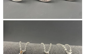 Détails de colliers lune évidés en argent avec cabochons galaxie et pendentifs lune