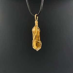 Tigerauge Kristall Hexagonal Anhänger mit Golddrahtwicklung auf schwarzer Halskette