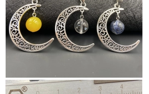 Détails du pendentif lune évidé avec perles galaxie et mesure de la taille