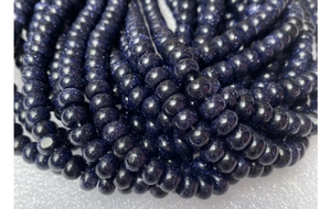 Vista macro de cuentas de lluvia de estrellas azul oscuro para creación de joyería DIY