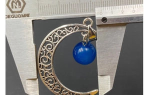 Mesure détaillée du pendentif lune vintage avec pierre bleue avec un pied à coulisse