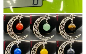 Vue détaillée des pendentifs lune évidés avec diverses orbes planétaires colorées